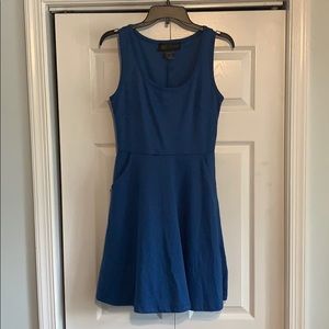 Yes it has pockets!!!